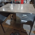 Mesa em aço inox, com 02 gavetas